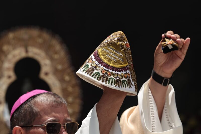 Vestido elegido para la Virgen de los Ángeles. Foto: Wilbert Hernández.