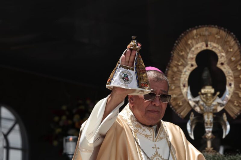 Vestido elegido para la Virgen de los Ángeles. Foto: Wilbert Hernández.