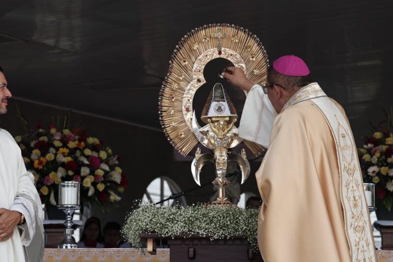 Vestido elegido para la Virgen de los Ángeles. Foto: Wilbert Hernández.
