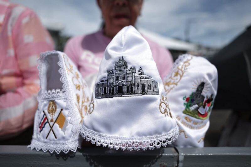 Fieles llevan vestidos a La Virgen. Foto: Wilbert Hernández.