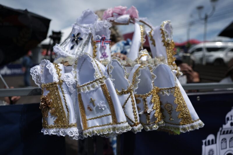 Fieles llevan vestidos a La Virgen. Foto: Wilbert Hernández.