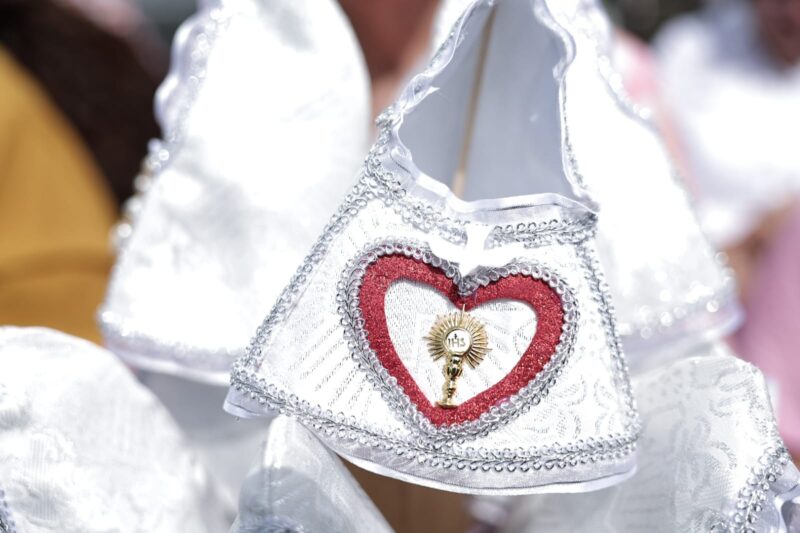 Fieles llevan vestidos a La Virgen. Foto: Wilbert Hernández.