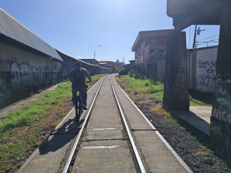 Vía del tren multas y sanciones. Foto: MOPT. 