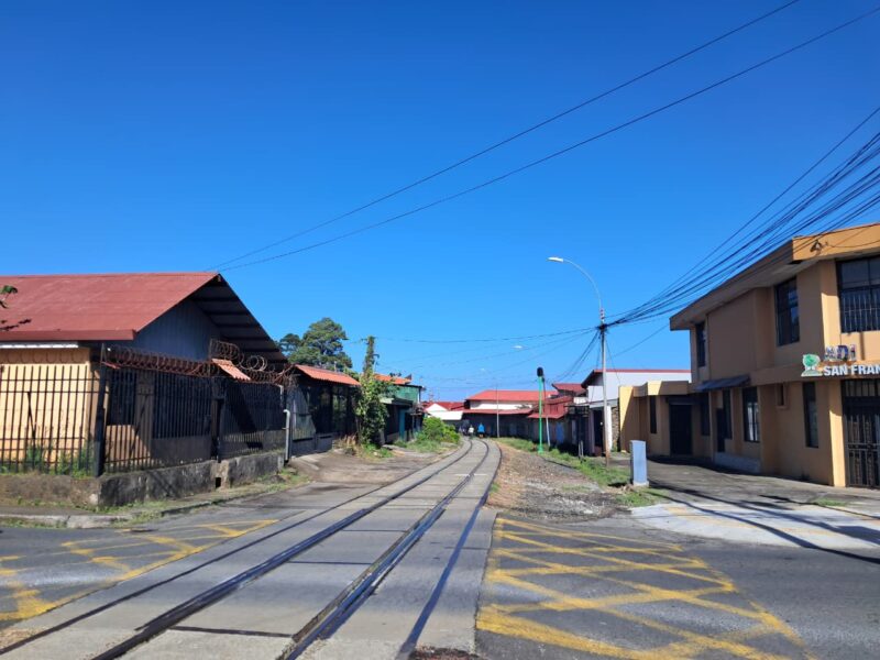 Vía del tren multas y sanciones. Foto: MOPT. 