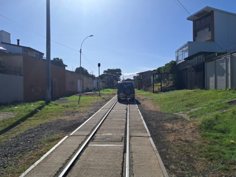 Vía del tren multas y sanciones. Foto: MOPT. 