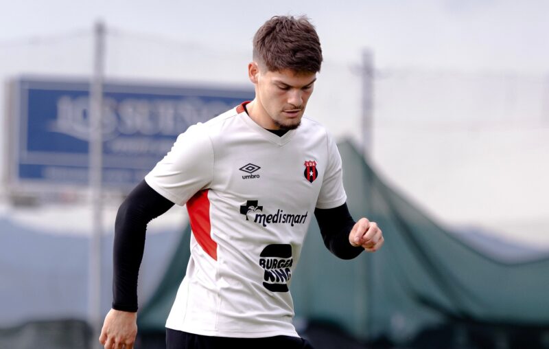 Ex Arsenal tiene pocos minutos con Alajuelense