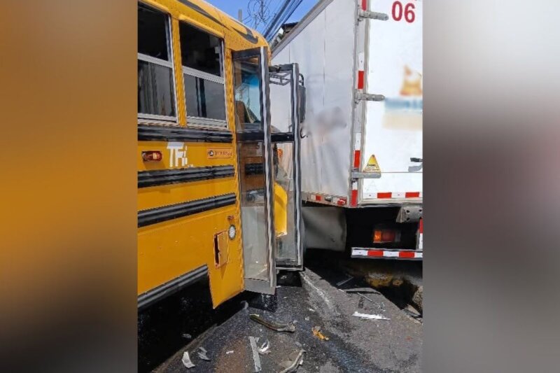 Choque de camión y bus en Heredia.