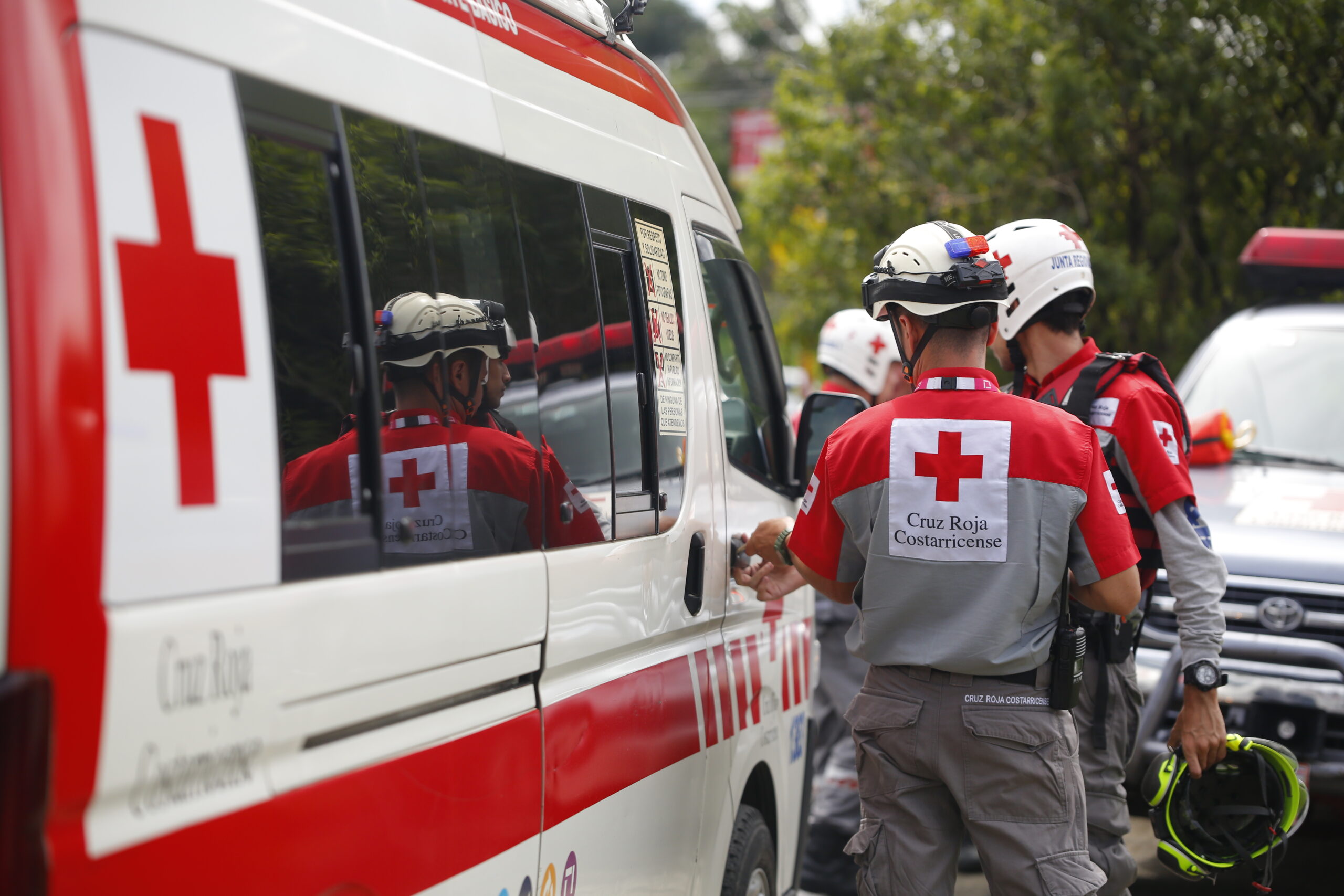Videos: Rescatan a joven atrapado por crecida de río en Cartago