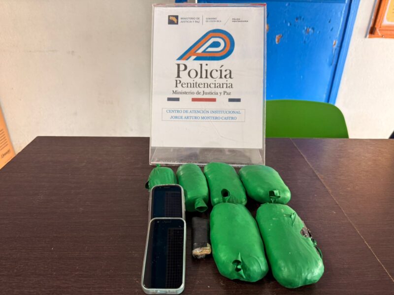 Oficiales hallaron cocaína y celulares ocultos. Foto: Ministerio de Justicia.