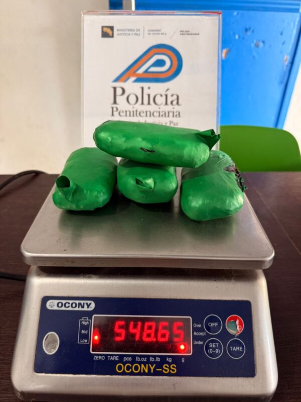 Oficiales hallaron cocaína y celulares ocultos. Foto: Ministerio de Justicia.