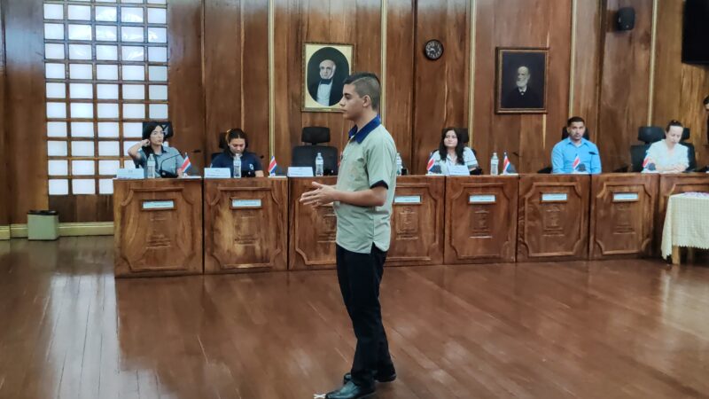 Estudiante de Tierra Blanca es seleccionado para dar discurso. Foto: cortesía Municipalidad de Cartago.