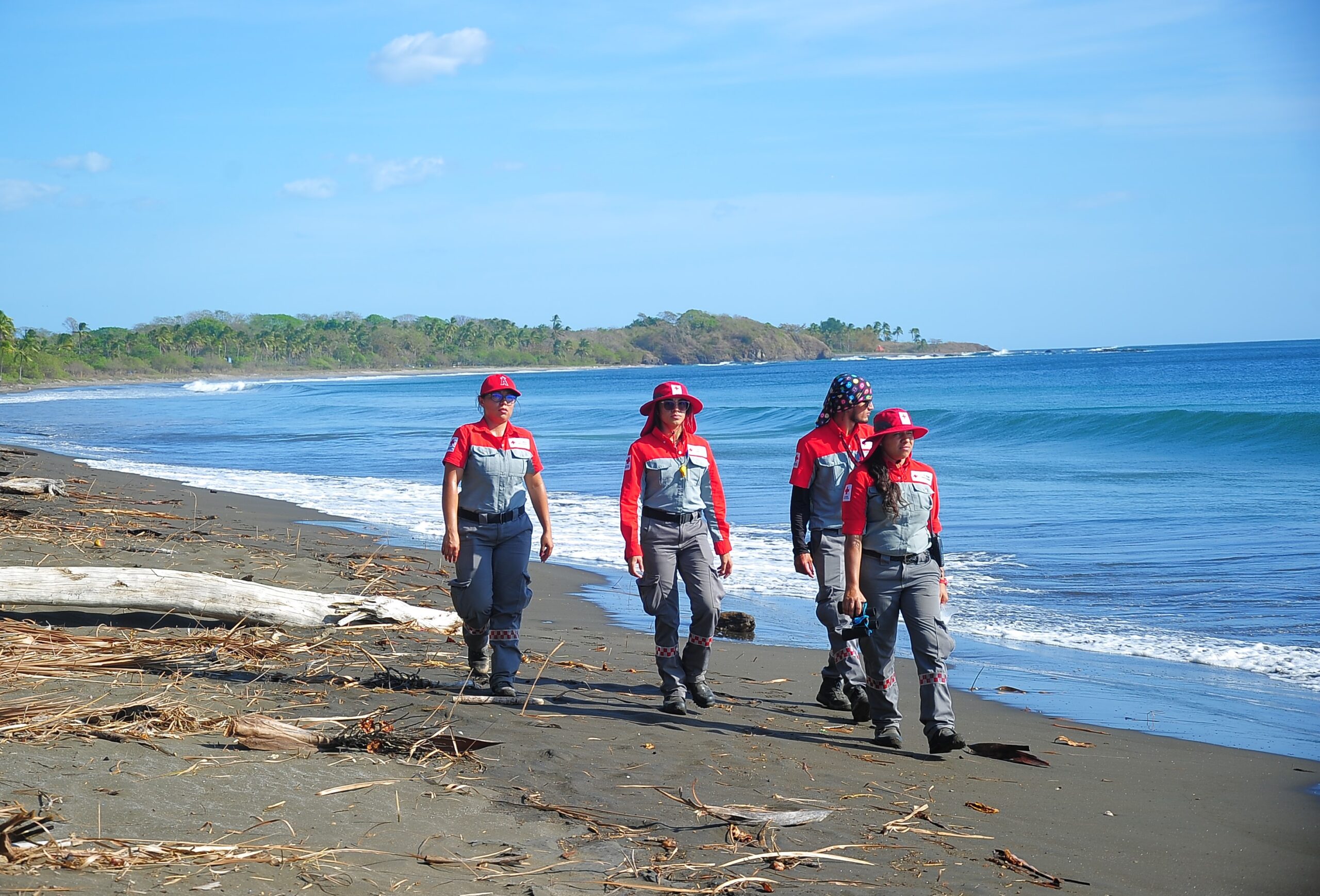 Con aeronave y embarcación: así buscan a joven desaparecido en Manuel Antonio