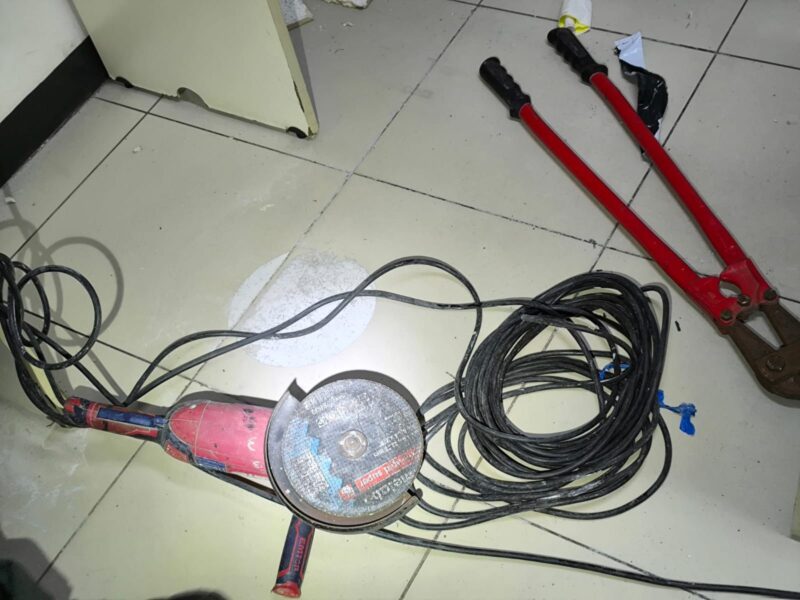 Sospechosos de robo en centro comercial. Fotos: MSP.