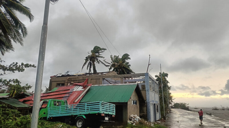 Tormenta tropical en Filipinas. Foto: AFP.