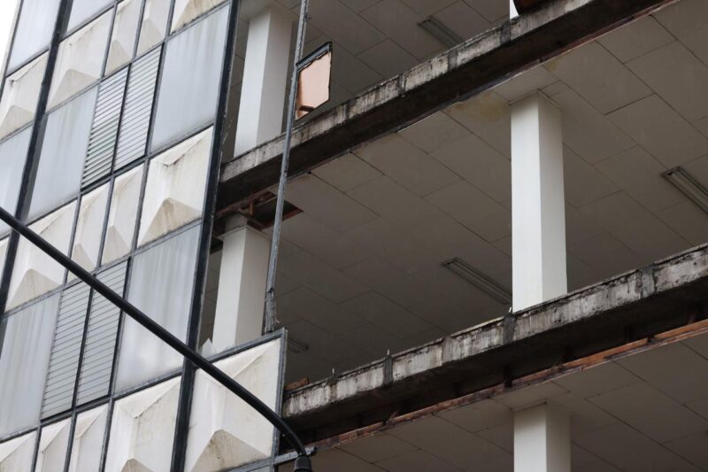Fotos: así quedó lugar donde ventanales cayeron sobre carros