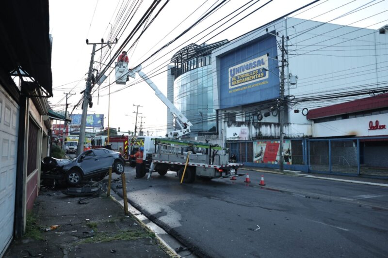 Fotos: Carro choca contra poste y se parte en 2 en Calle Blancos