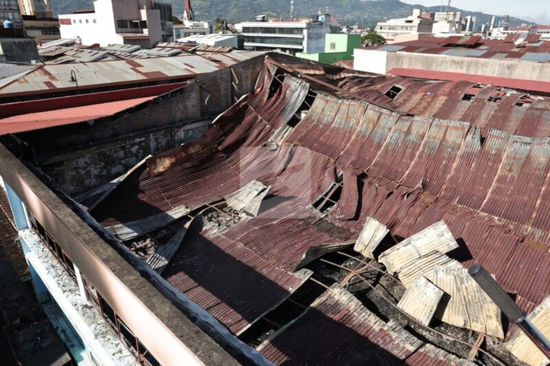Techo colapsó tras incendio. Foto: Wilbert Hernández.