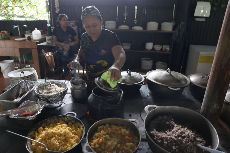 "El Fogón de Chela" da oportunidades a mujeres de la comunidad. Foto: Mauricio Aguilar. 