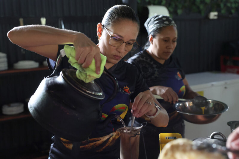 "El Fogón de Chela" da oportunidades a mujeres de la comunidad. Foto: Mauricio Aguilar. 