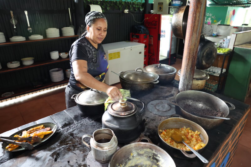 "El Fogón de Chela" da oportunidades a mujeres de la comunidad. Foto: Mauricio Aguilar. 