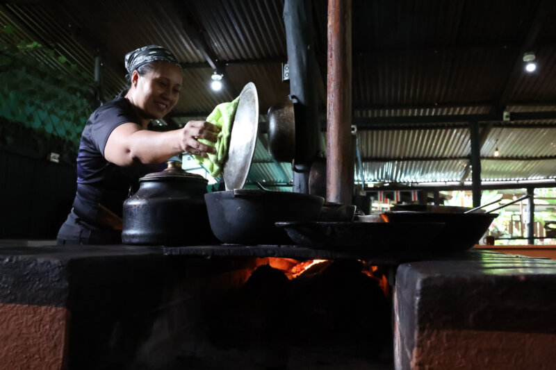 Francella López, cocinera en el restaurante. Foto: Mauricio Aguilar. 