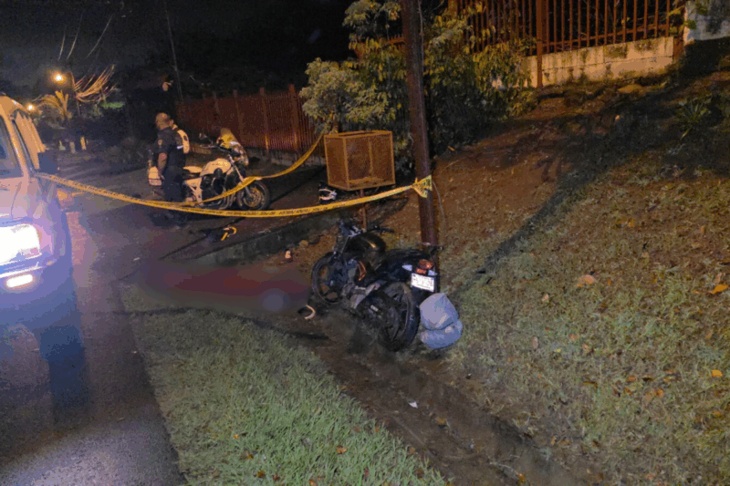 Hombre fallece y mujer resulta herida en accidente de motocicleta