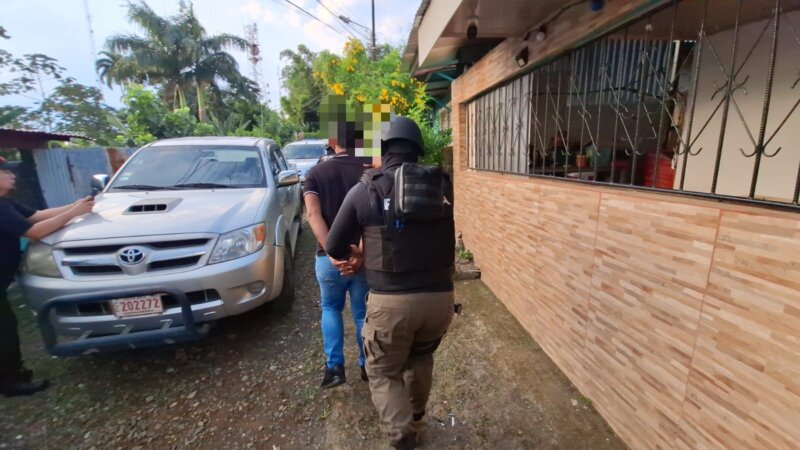 Sospechoso detenido en Limón. Foto: OIJ.