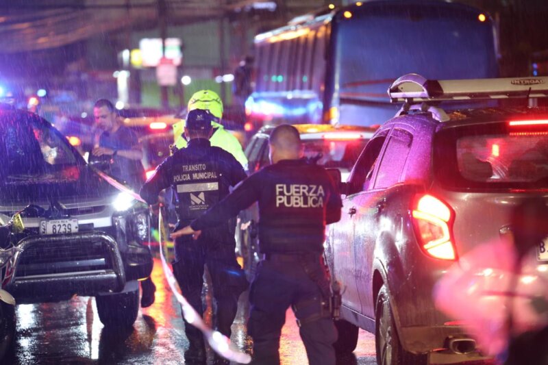 Motociclista muere tras chocar y caer debajo de un bus