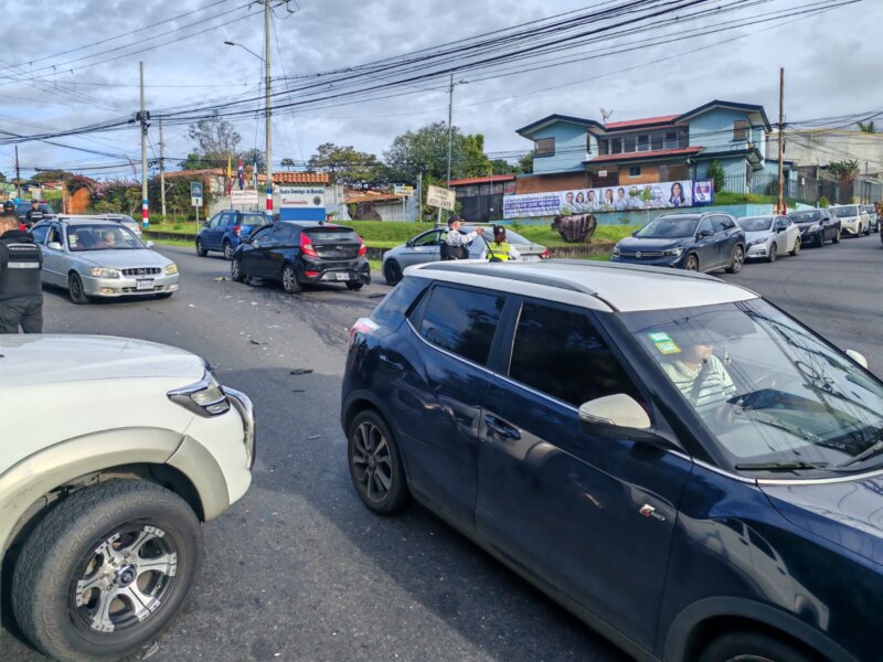 Aparatoso accidente en Santo Domingo. Foto: Gustavo Castro.