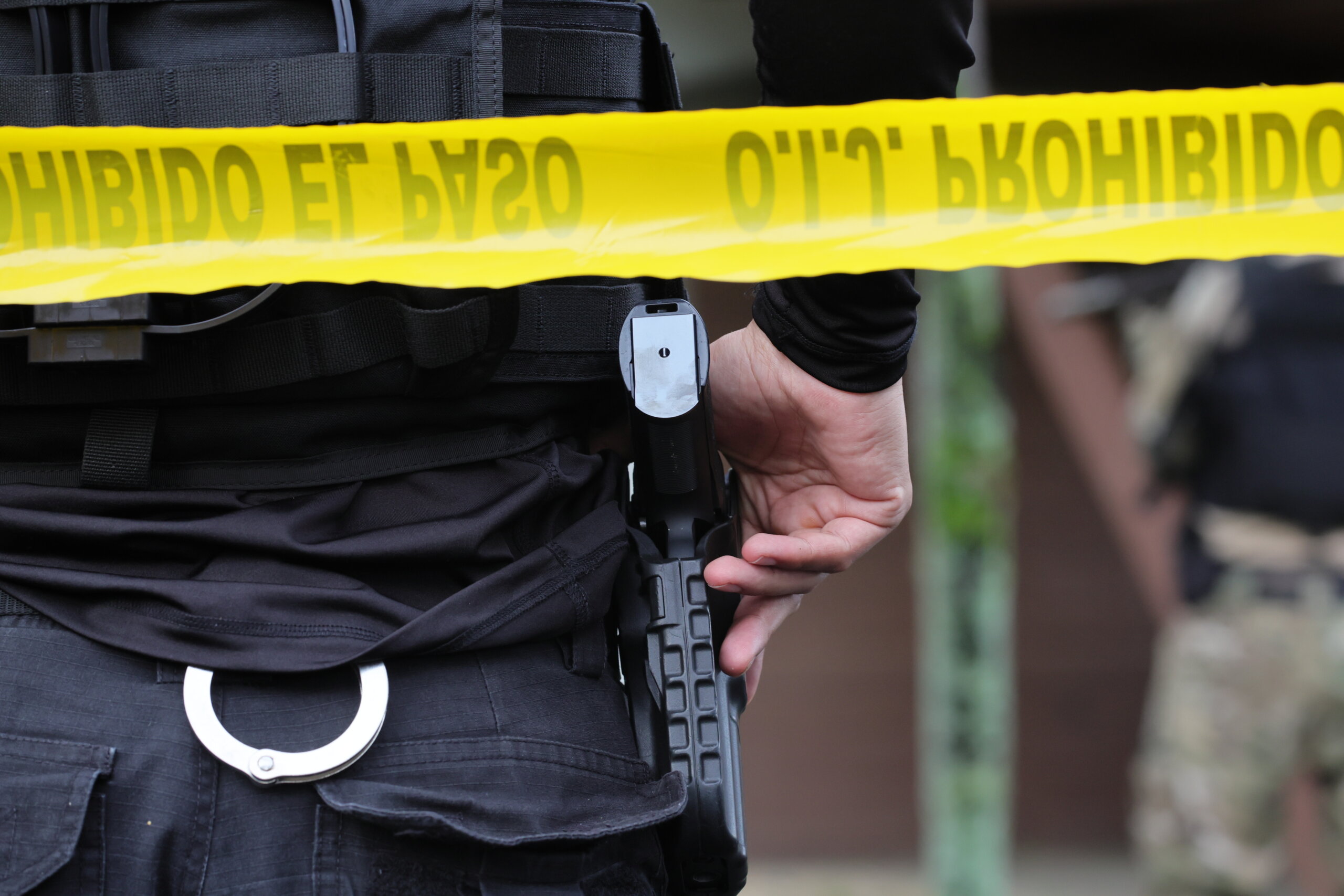 Hombre ataca a policía con cuchillo, amplían su prisión preventiva