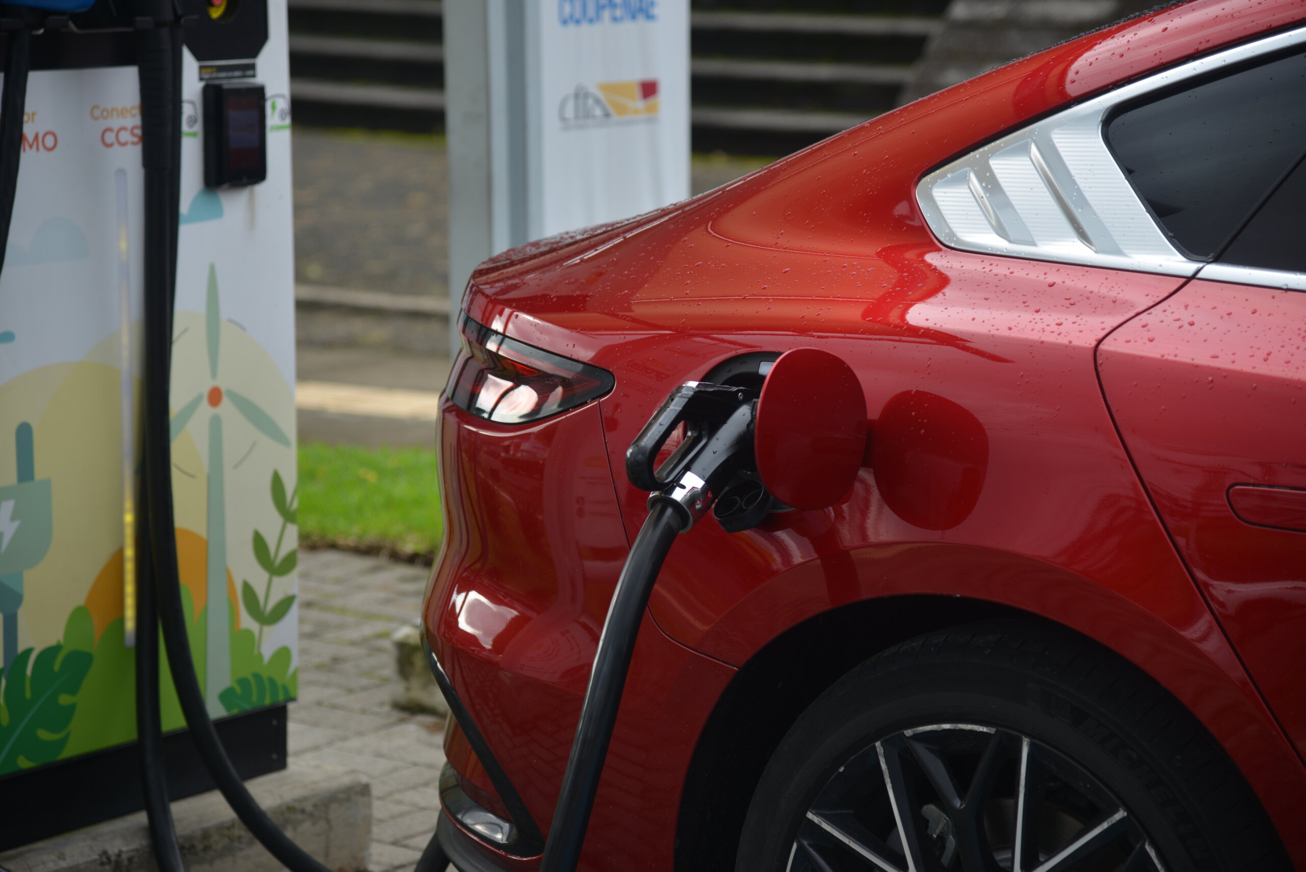 ICE alerta sobre estafas en estaciones de carga de carros eléctricos