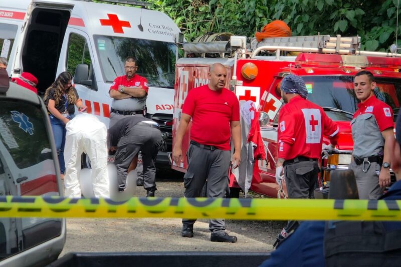 Hallazgo de cuerpo en río. Foto: corresponsal Roger Soto.