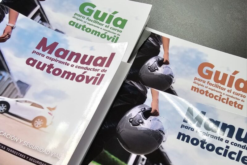 Manual para carro y manual para moto. Foto: MOPT.
