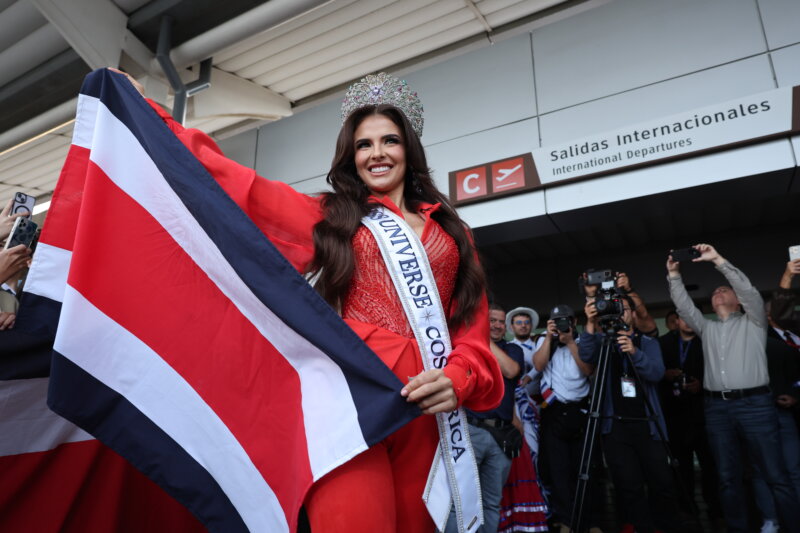 La Miss Costa Rica, Mahyla Roth, regresó al país y fue recibida con una emotiva bienvenida por parte de sus seguidores en el aeropuerto.