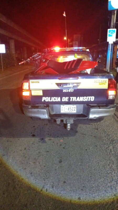 Decomiso de la motocicleta. Foto: Fuerza Pública. 