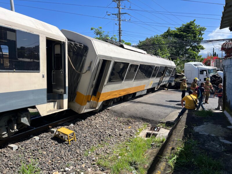 Choque con el tren. Foto: Randall Sandoval.