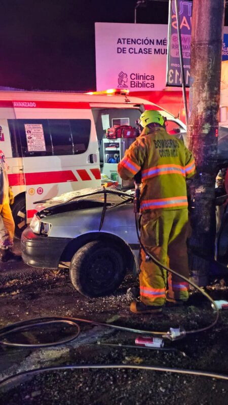 Aparatoso accidente en Curridabat. Foto: Wilbert Hernández.