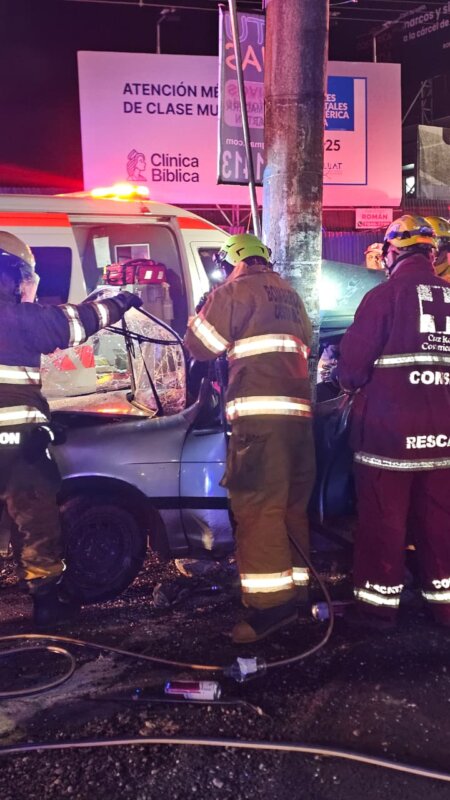 Aparatoso accidente en Curridabat. Foto: Wilbert Hernández.