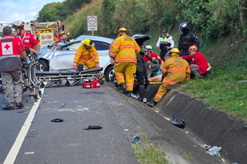 Accidente de tránsito en Ruta 27 deja dos personas graves