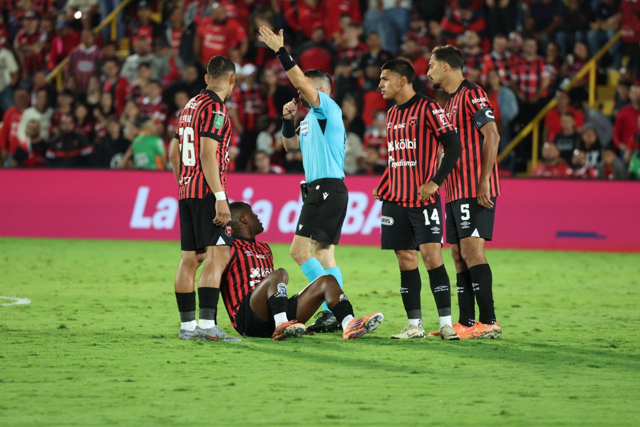 Estrella del fútbol Joel Campbell se lesiona en pleno partido