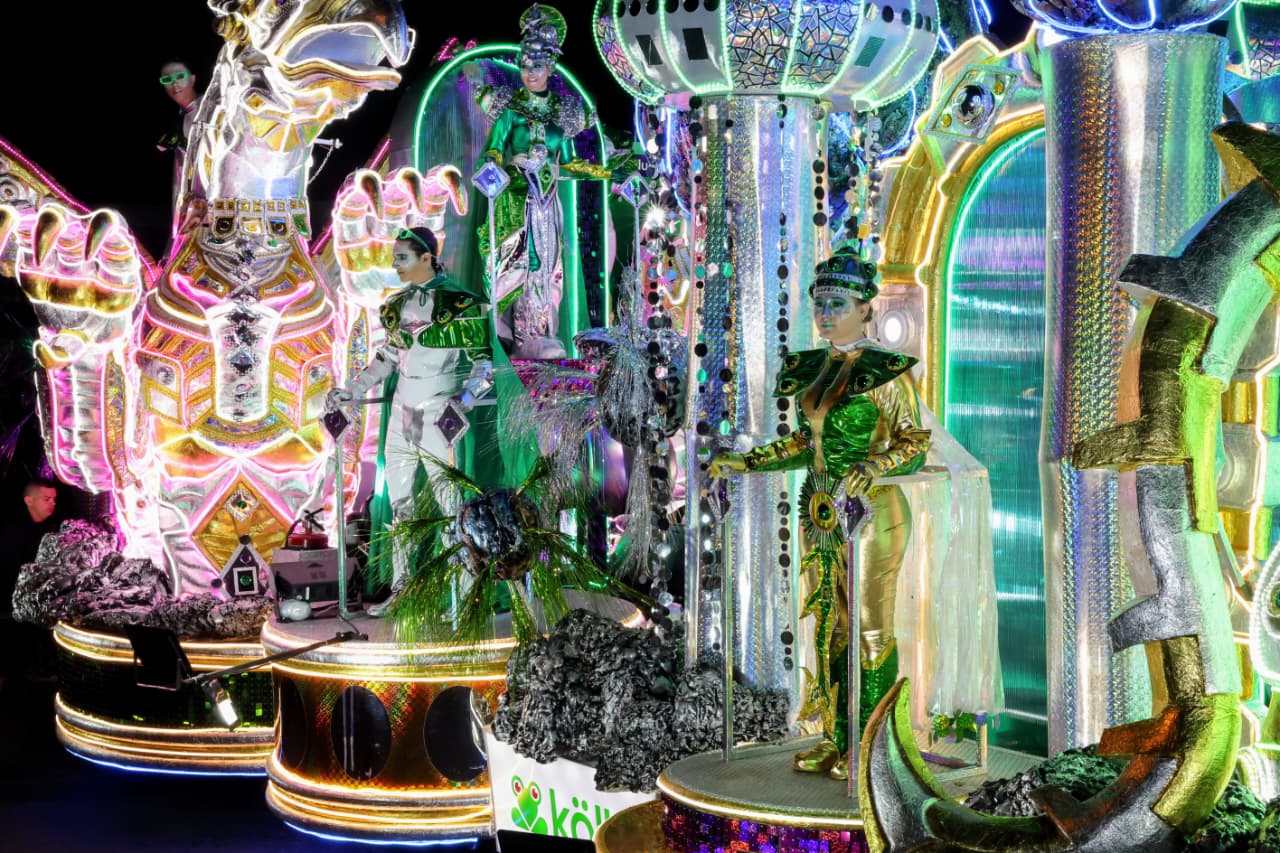 Carroza ganadora iluminó el Festival de la Luz