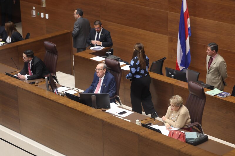 Diputados sesionan para votar levantamiento de inmunidad de Rodrigo Chaves. Foto: Randall Sandoval.