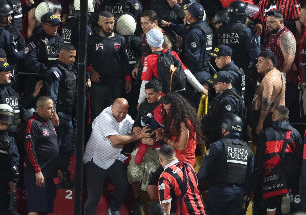 Violentos incidentes en las gradas del partido Alajuelense vs Liberia