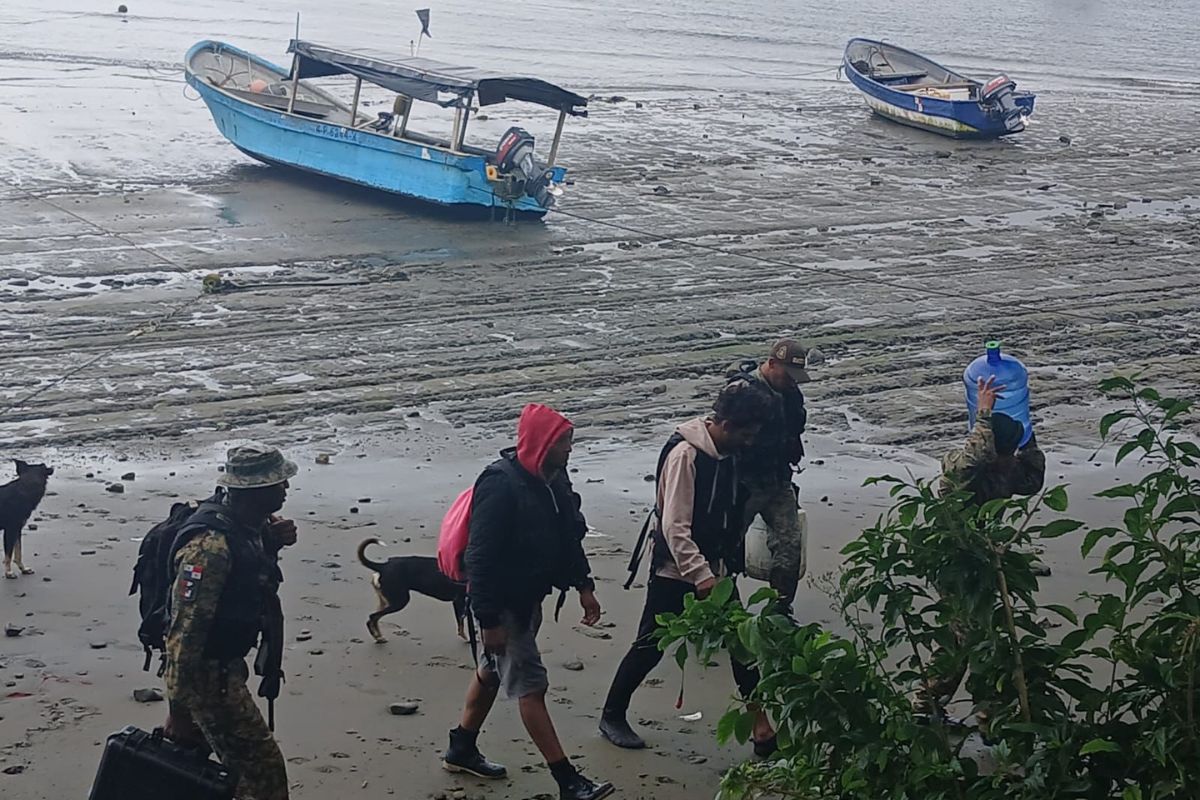 SENAFRONT rescata a dos costarricenses tras naufragio cerca de Punta Burica