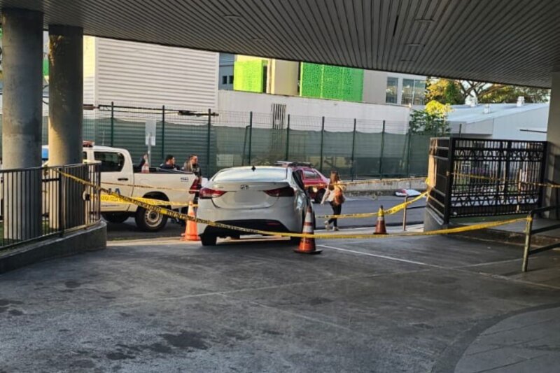 Vehículo llegó al centro médico con la mujer herida.