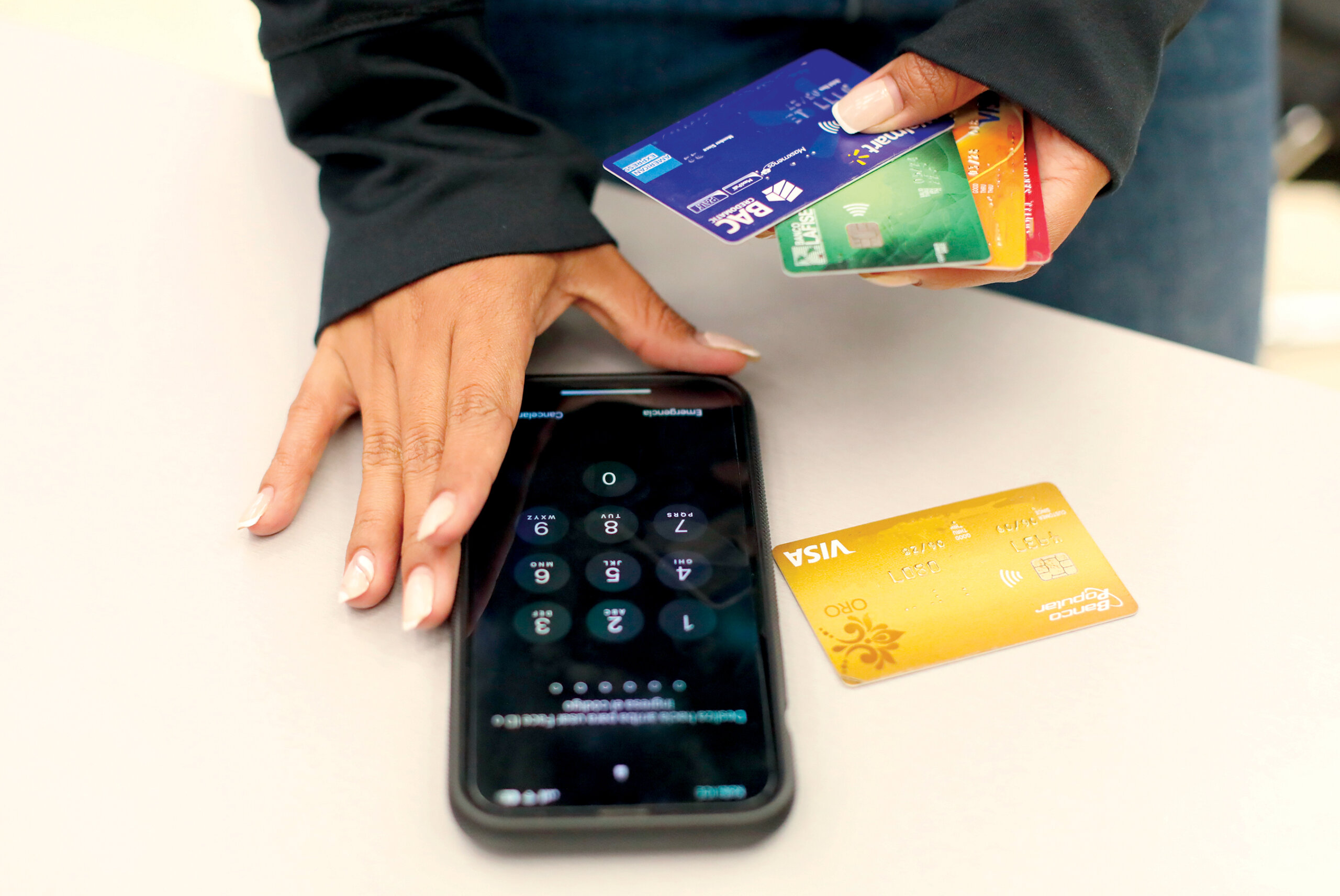 Alivio para los consumidores: Bajan tasas de interés en tarjetas de crédito