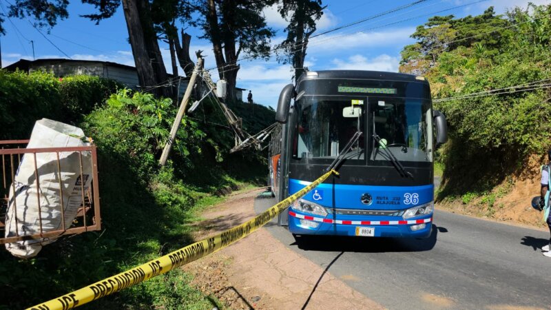 Aparatosos accidente en Alajuela. Foto: corresponsal Roger Soto.