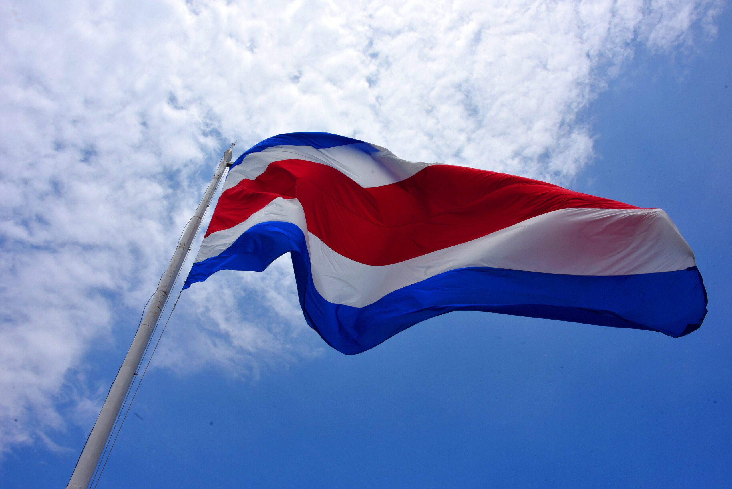 Barva izará la bandera más grande de Costa Rica en acto cívico