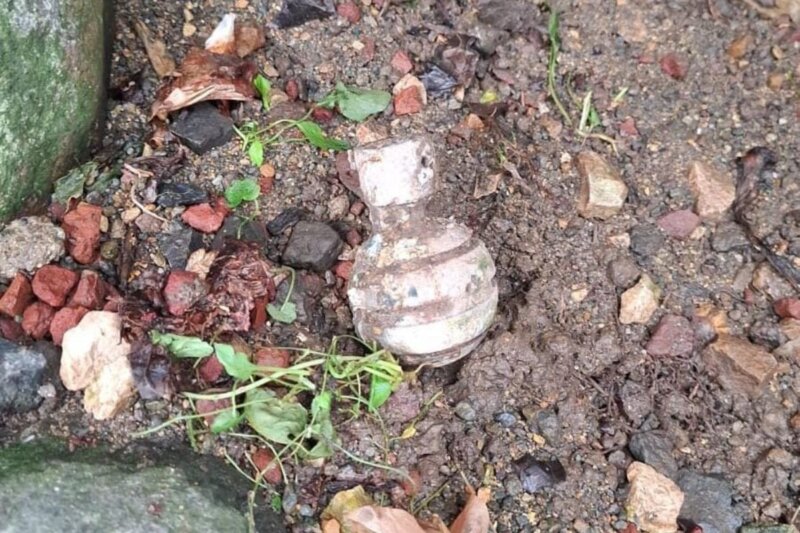 Esta es la granada que encontraron en el jardín de una casa