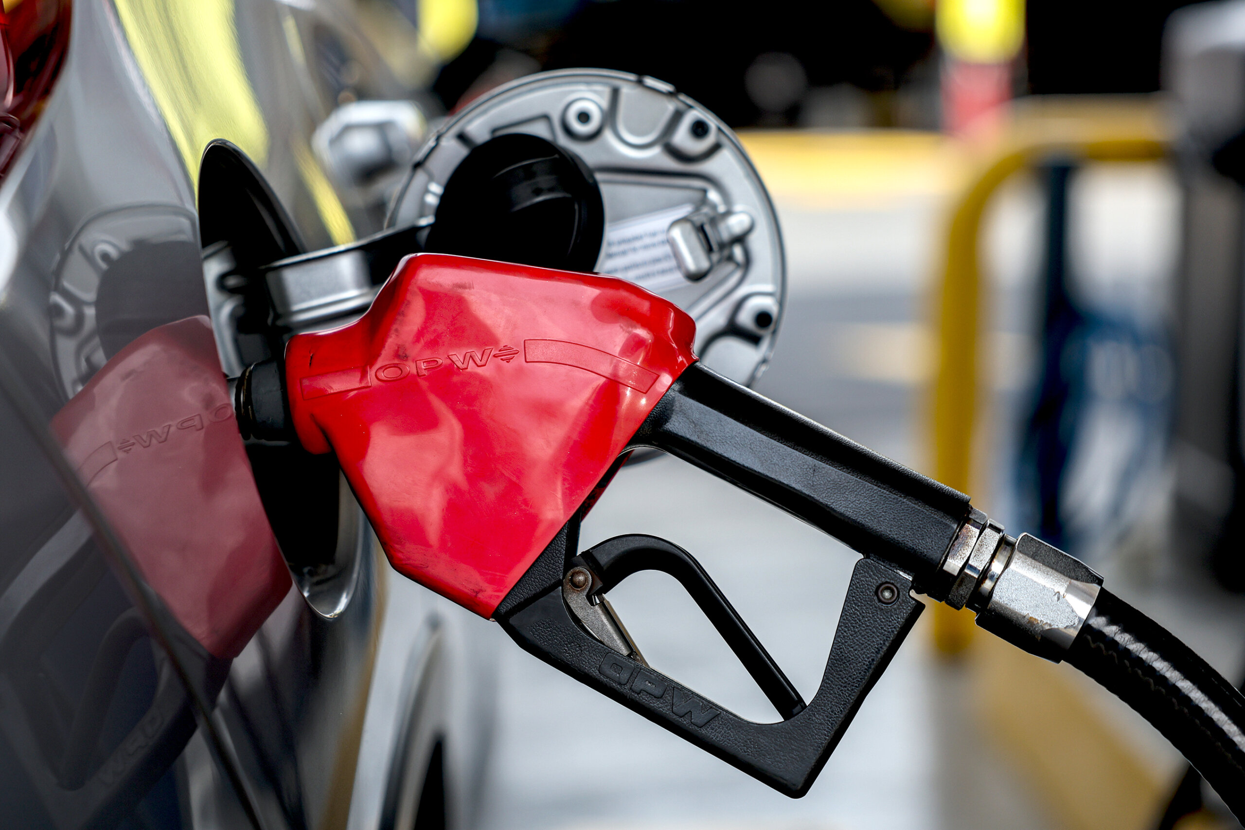 Aresep aprueba nuevos precios de combustibles por conflicto en Medio Oriente